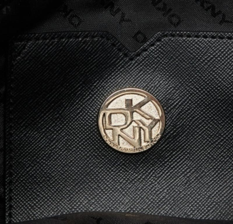 DKNY Schwarz/Braun Monogram Canvas und Croc geprägtem Leder Turnlock Flap Tote im Angebot 1