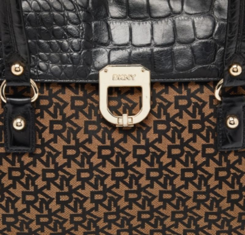 DKNY Schwarz/Braun Monogram Canvas und Croc geprägtem Leder Turnlock Flap Tote im Angebot 3