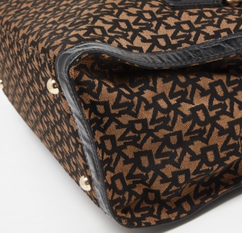 DKNY Schwarz/Braun Monogram Canvas und Croc geprägtem Leder Turnlock Flap Tote im Angebot 4