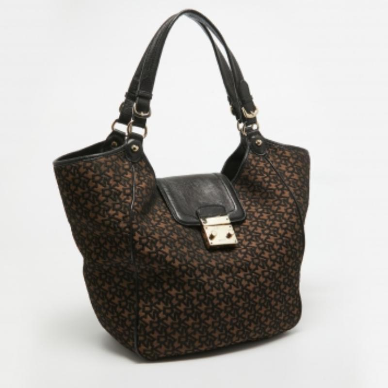 Questa seducente tote bag da donna è stata progettata per assistervi in ogni giornata. Comoda da trasportare e dal design alla moda, la tote è tagliata con maestria e cucita in una forma perfetta. È ben equipaggiato per essere un accessorio