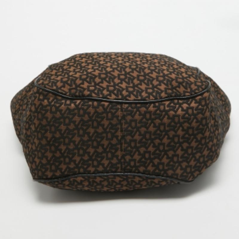 Nero DKNY Tote in pelle e tessuto Monogram Jacquard nero/marrone in vendita