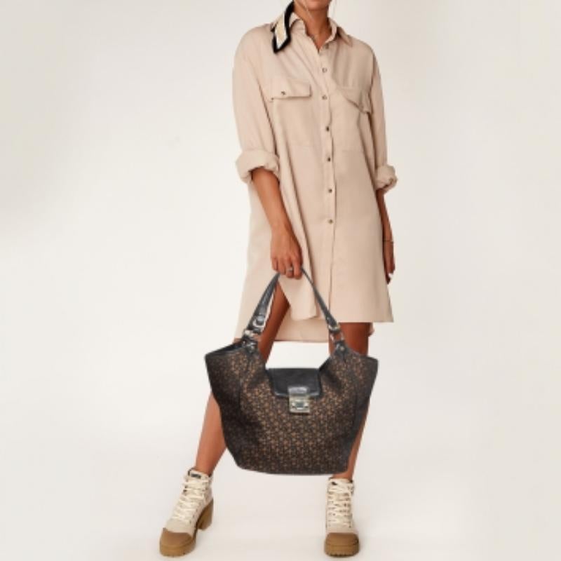 Donna DKNY Tote in pelle e tessuto Monogram Jacquard nero/marrone in vendita