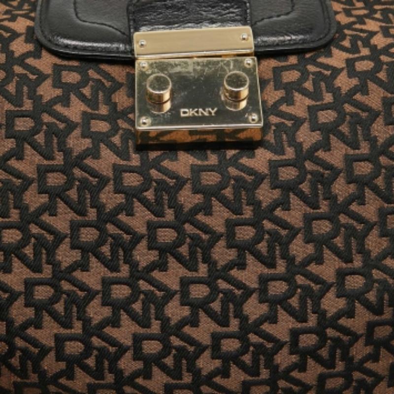 DKNY Tote in pelle e tessuto Monogram Jacquard nero/marrone in vendita 3