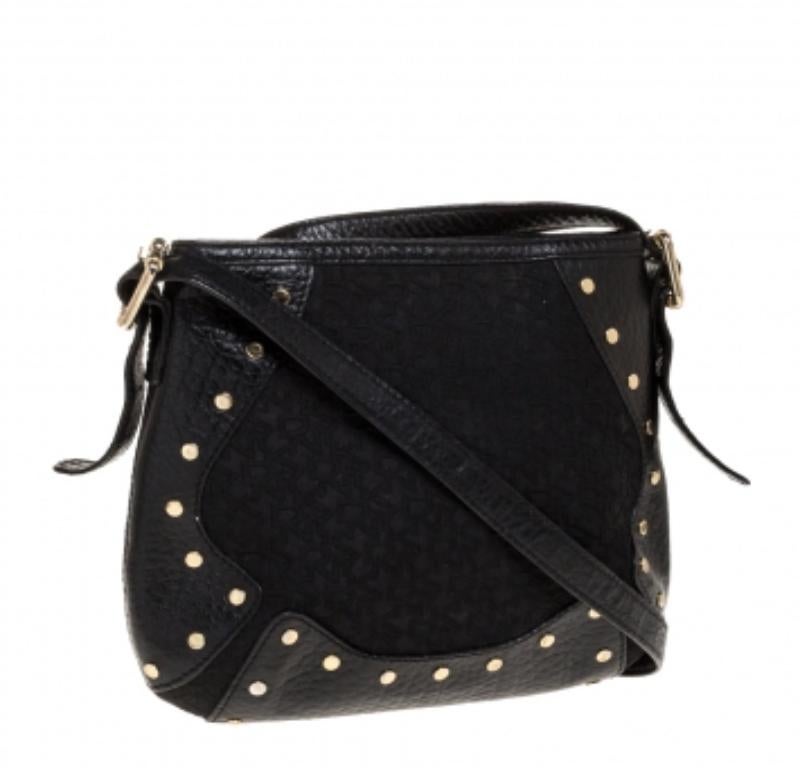 Trasmetti la tua passione per gli stili semplici con questa borsa in tela e pelle. Con un interno in raso sapientemente foderato, questa borsa può contenere tutti i tuoi oggetti essenziali. Porta questa borsa crossbody di DKNY ovunque tu vada e