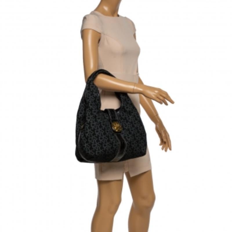 Ogni donna ha bisogno di una borsa versatile, elegante e resistente, come questa hobo di Dkny. Realizzata in tela firmata, è rifinita in pelle. La borsa ha un interno spazioso, chiuso da una serratura a rotazione. Portalo per il manico e sfoggia le