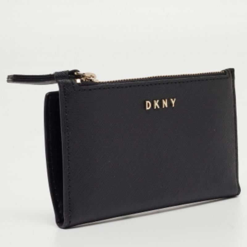 Compact et élégant, ce portefeuille sera votre compagnon préféré pour vos déplacements. Conçu à partir de matériaux de qualité, son intérieur est divisé en différents compartiments pour ranger parfaitement vos cartes et votre argent.
