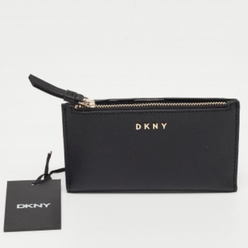 DKNY Portefeuille compact Bryant Park en cuir noir Pour femmes en vente