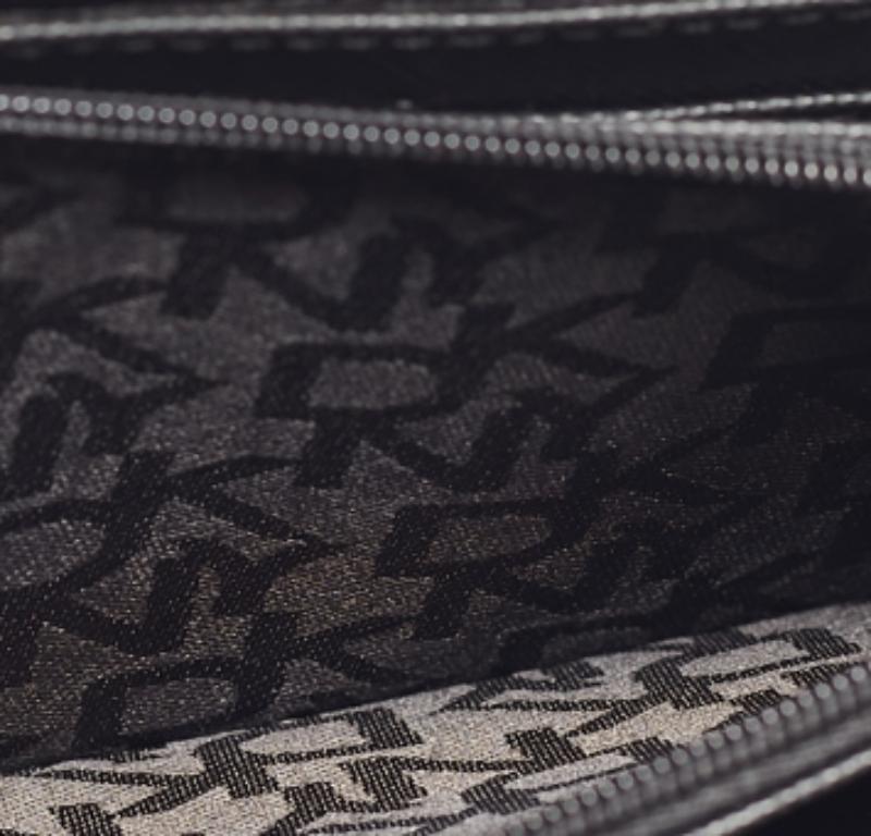Dieses DKNY Portemonnaie ist ein perfektes Gleichgewicht aus Raffinesse und rationalem Nutzen. Er wurde unter Verwendung hochwertiger MATERIALIEN entworfen und durch eine elegante Oberfläche aufgewertet. Die Kreation ist mit reichlich Platz für Ihre