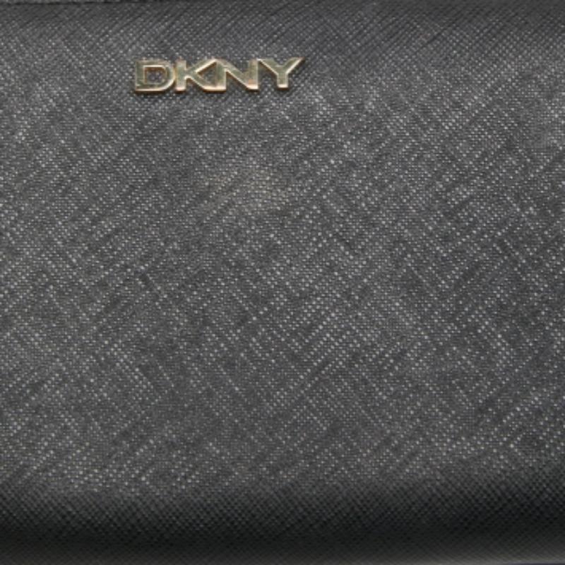 Diese Designer-Brieftasche ist ein perfektes Gleichgewicht aus Raffinesse und rationalem Nutzen. Er wurde unter Verwendung hochwertiger MATERIALIEN entworfen und durch eine elegante Oberfläche aufgewertet. Die Kreation ist mit reichlich Platz für