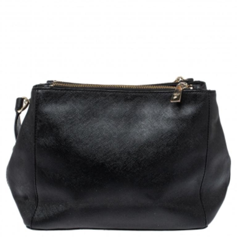 Ce sac Dkny est à la fois élégant et pratique, une création que toute fashionista se doit de posséder ! Fabrice en cuir fin de couleur noire, il est doté de deux fermetures à glissière qui s'ouvrent sur un intérieur spacieux doublé de tissu, où vous