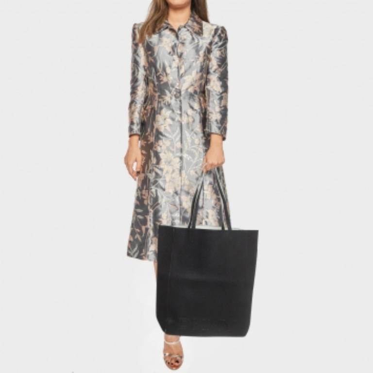 Questa seducente tote bag da donna è stata progettata per assistervi in ogni giornata. Comoda da trasportare e dal design alla moda, la tote è tagliata con maestria e cucita in una forma eccellente. È ben equipaggiato per essere un accessorio