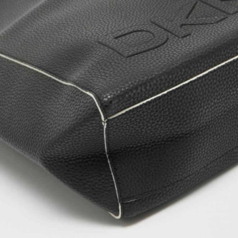 DKNY Tote in pelle nera con logo in rilievo in vendita 1