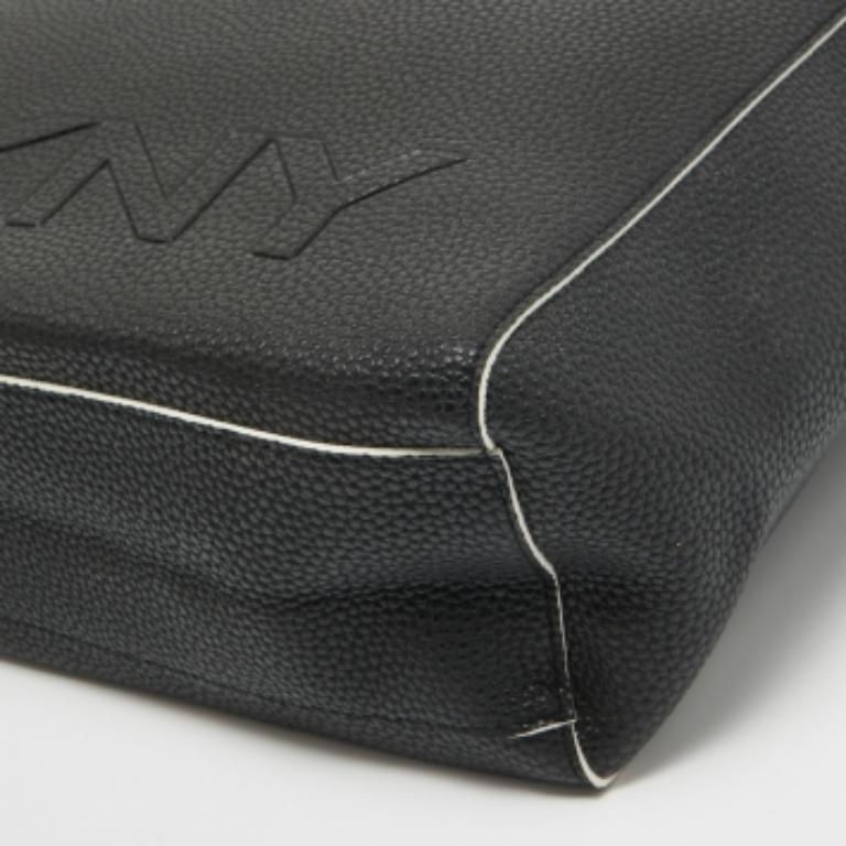 DKNY Tote in pelle nera con logo in rilievo in vendita 2