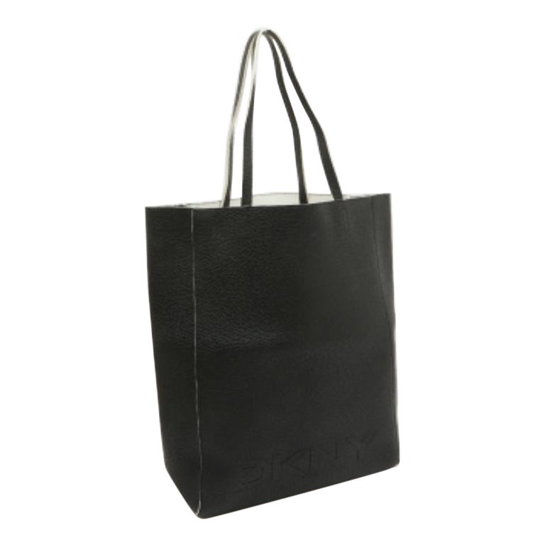DKNY Tote in pelle nera con logo in rilievo in vendita