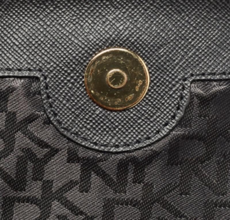 DKNY Black Leather Logo Flap Shoulder Bag Bon état - En vente à Dubai, Al Qouz 2