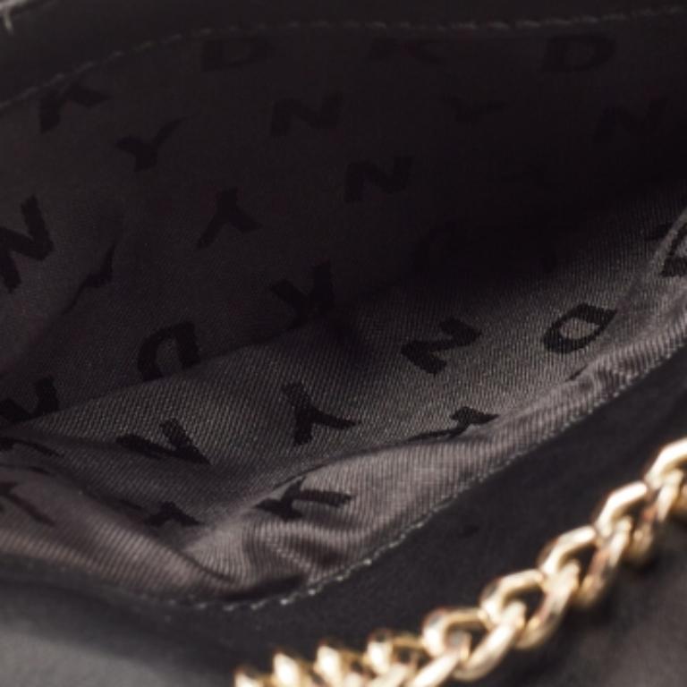 Exprimez votre style personnel avec ce sac à bandoulière haut de gamme. Fabriqué à partir de matériaux de qualité, il a été agrémenté de détails fins et présente une finition parfaite. Il dispose d'un intérieur bien dimensionné.