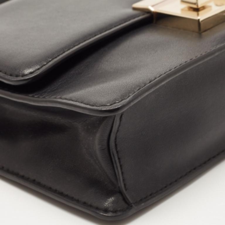 DKNY Black Leather Pushlock Flap Chain Crossbody Bag Pour femmes en vente