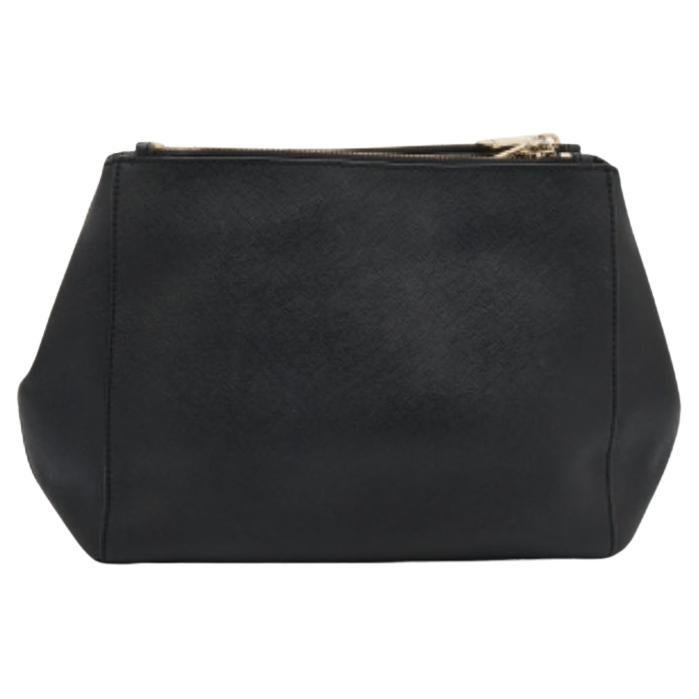 This DKNY bag perfectly combines fashion and function. Made from black leather, it displays a shoulder strap, a brand signature on the front, and gold-tone hardware. The spacious fabric-lined interior makes it an ideal accessory for everyday use.