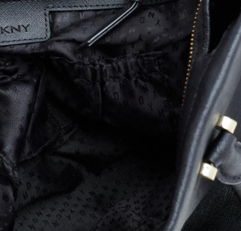 DKNY - Fourre-tout en cuir noir avec fermeture éclair État moyen - En vente à Dubai, Al Qouz 2