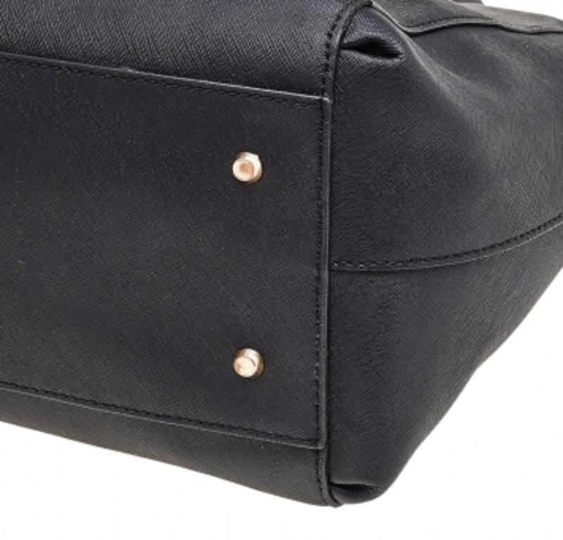 DKNY - Fourre-tout en cuir noir avec fermeture éclair en vente 1