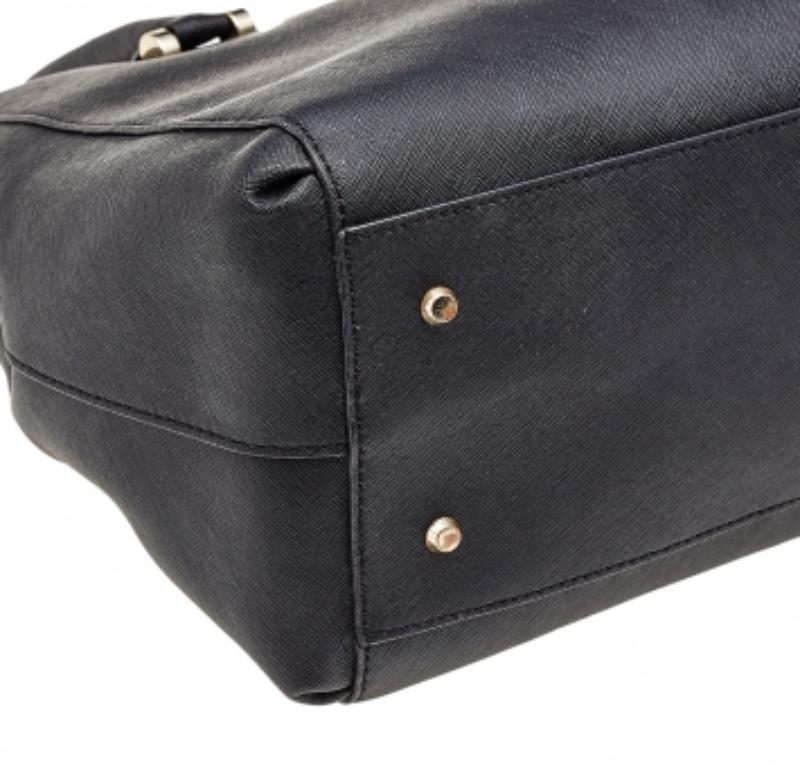 DKNY - Fourre-tout en cuir noir avec fermeture éclair en vente 2