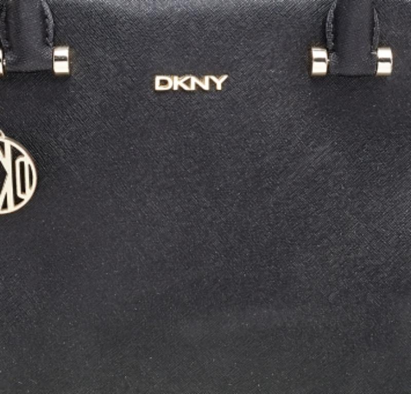 DKNY - Fourre-tout en cuir noir avec fermeture éclair en vente 3