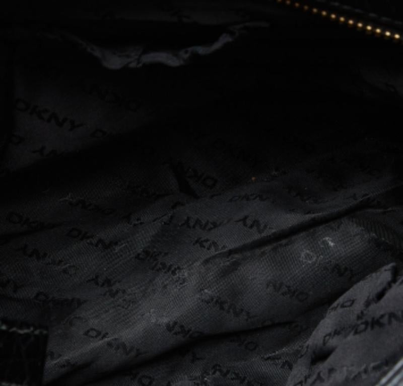 DKNY Schwarze Umhängetasche mit Monogram aus Segeltuch und Leder im Zustand „Relativ gut“ im Angebot in Dubai, Al Qouz 2