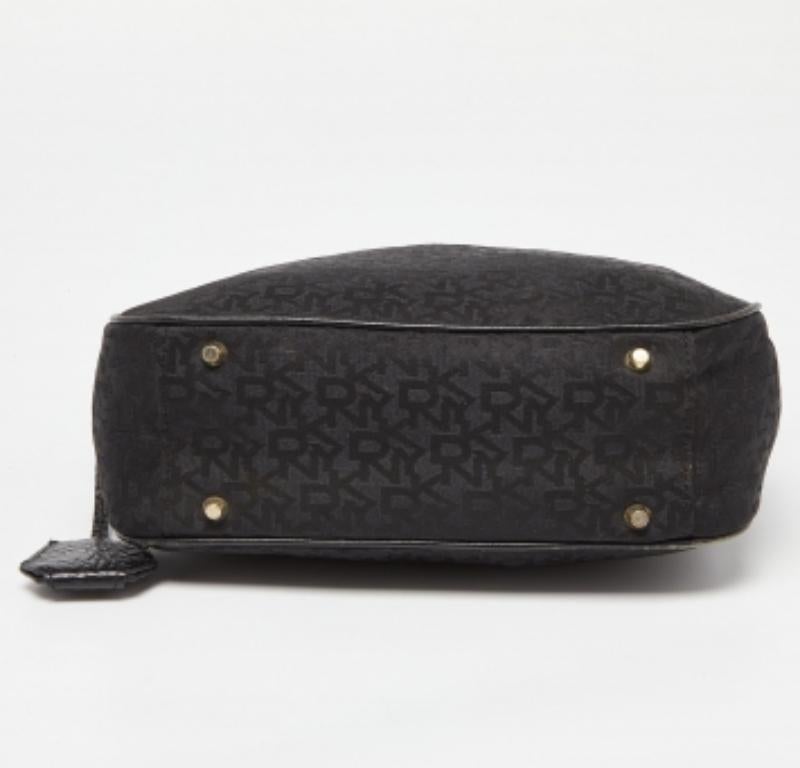 DKNY Schwarze Umhängetasche mit Monogram aus Segeltuch und Leder im Angebot 1