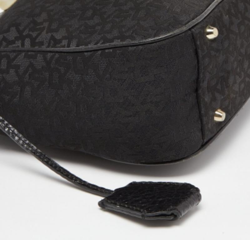 DKNY Schwarze Umhängetasche mit Monogram aus Segeltuch und Leder im Angebot 2