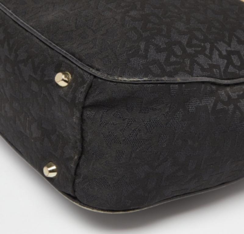 DKNY Schwarze Umhängetasche mit Monogram aus Segeltuch und Leder im Angebot 3