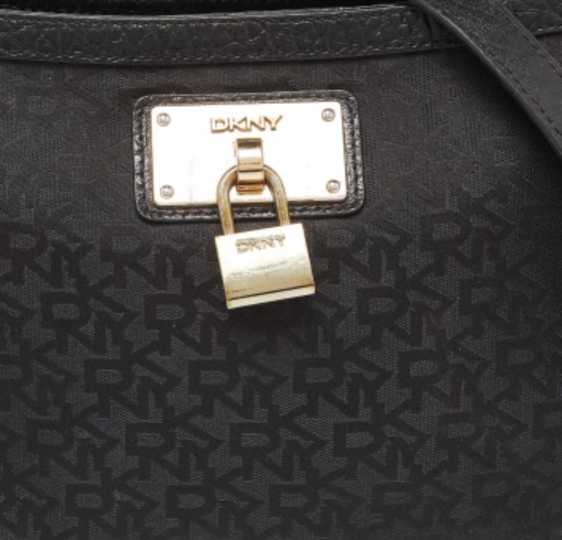 DKNY Schwarze Umhängetasche mit Monogram aus Segeltuch und Leder im Angebot 4