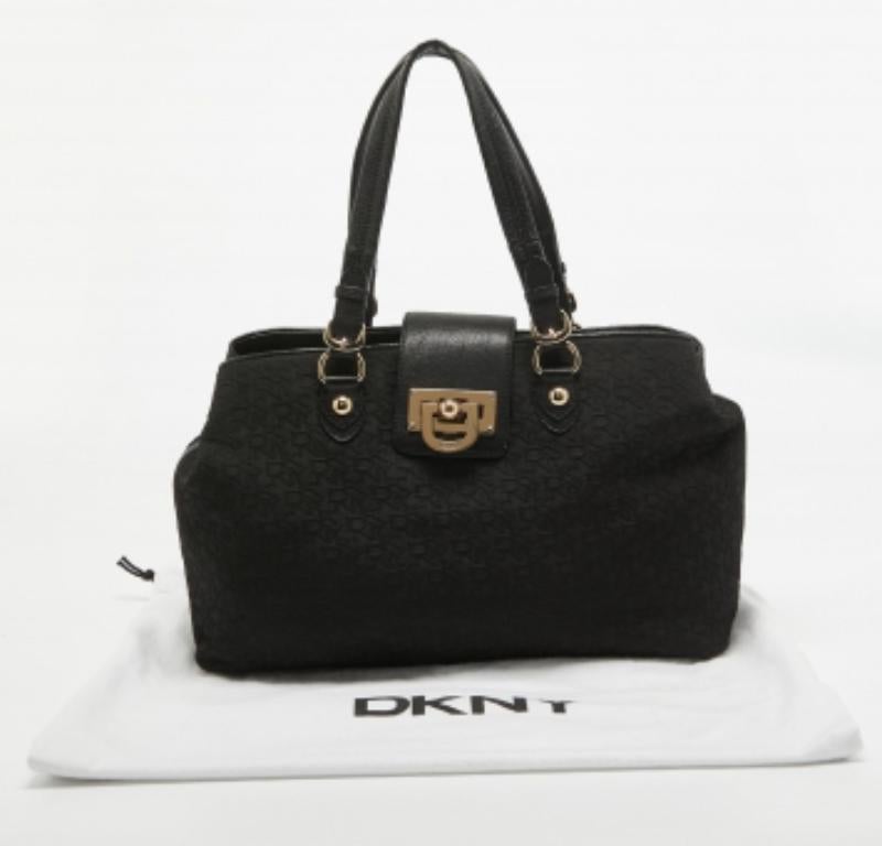 Bolso con solapa de lona y piel con monograma negro de Dkny en Bastante bueno estado para la venta en Dubai, Al Qouz 2