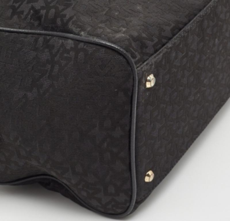 DKNY Schwarzes Monogram Canvas und Leder Logo Satchel im Zustand „Relativ gut“ im Angebot in Dubai, Al Qouz 2
