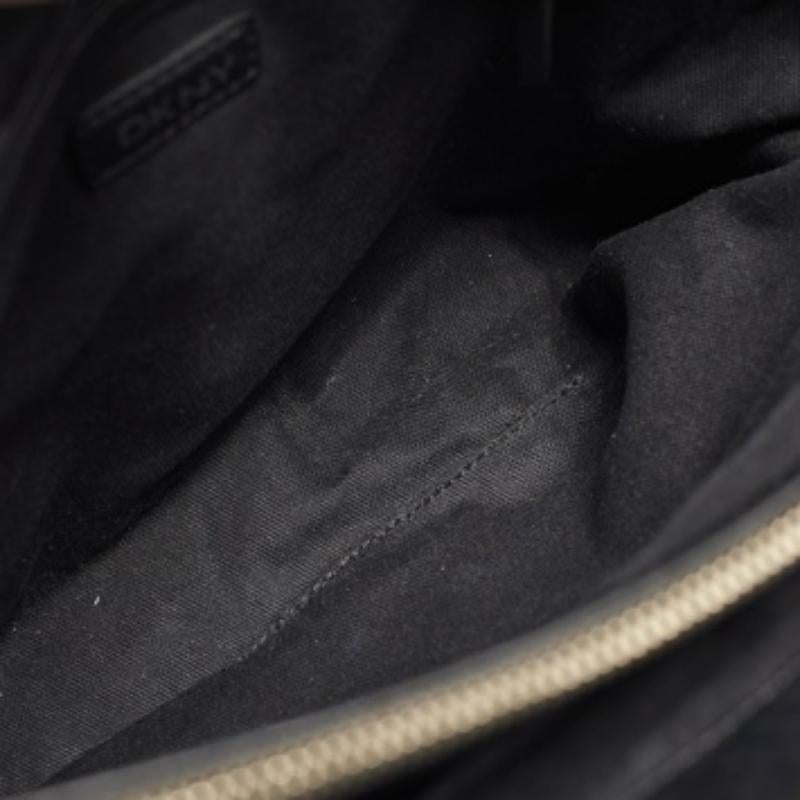 Nero DKNY Tote in tela e pelle con monogramma nero in vendita