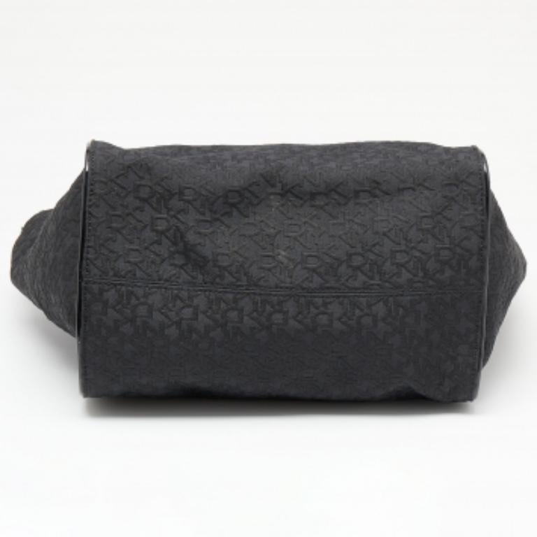 DKNY Bolso negro de lona con monograma y charol en Bueno estado para la venta en Dubai, Al Qouz 2