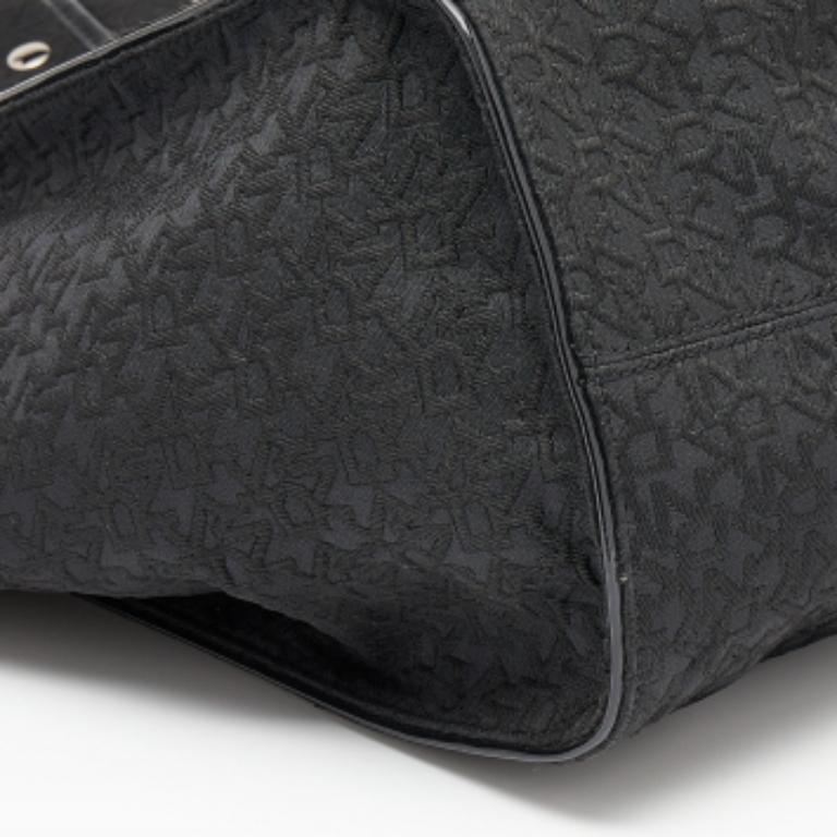 De las mujeres DKNY Bolso negro de lona con monograma y charol en venta