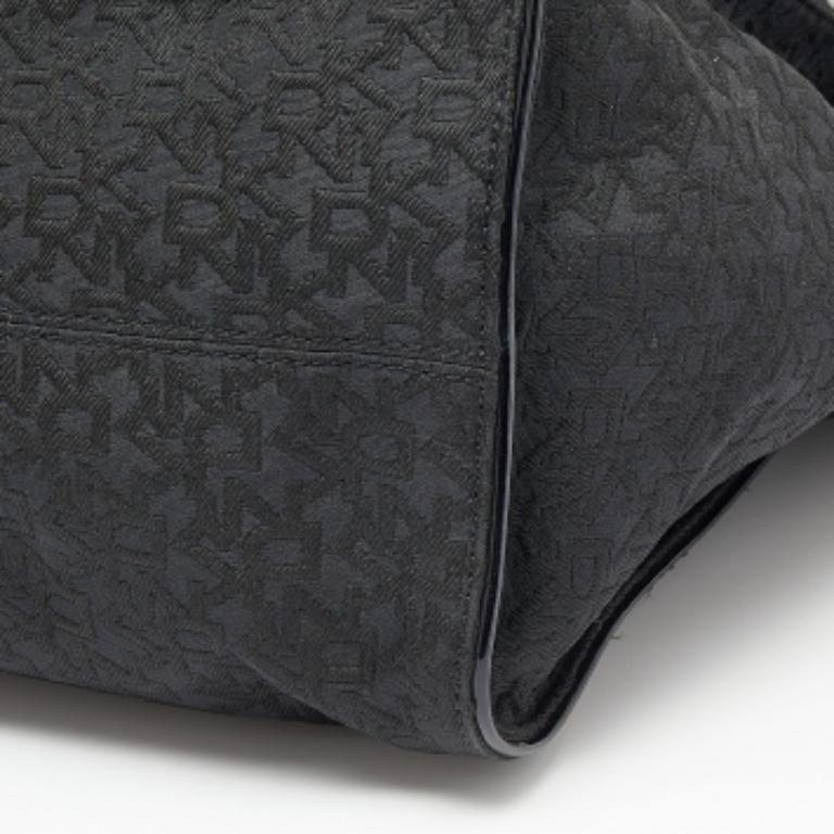 DKNY Bolso negro de lona con monograma y charol en venta 1