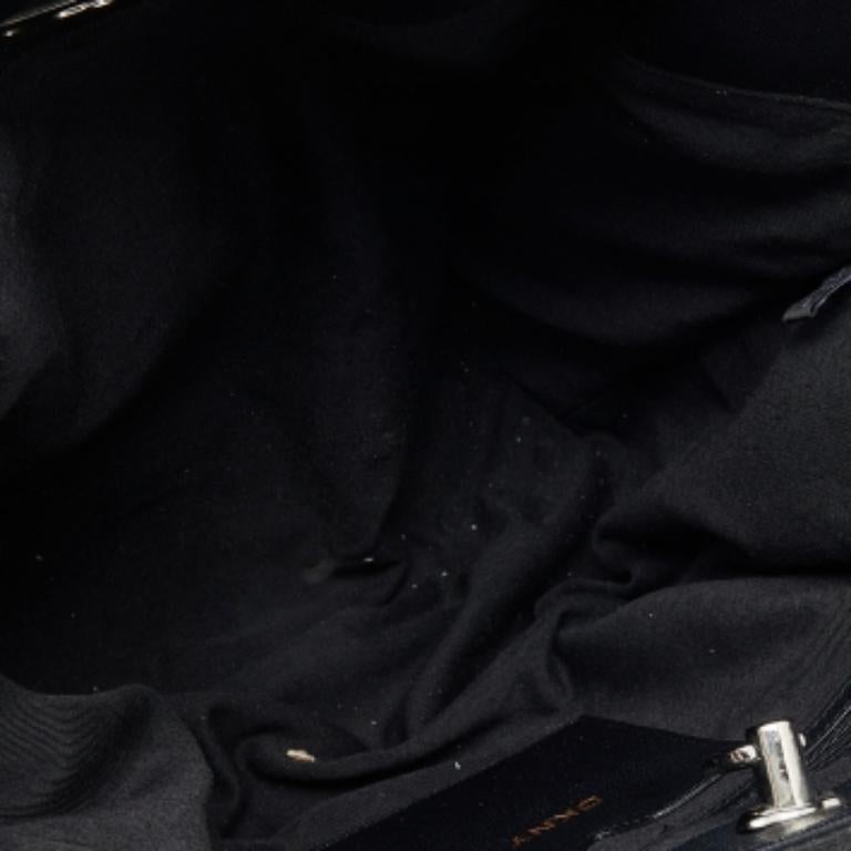 DKNY Bolso negro de lona con monograma y charol en venta 2