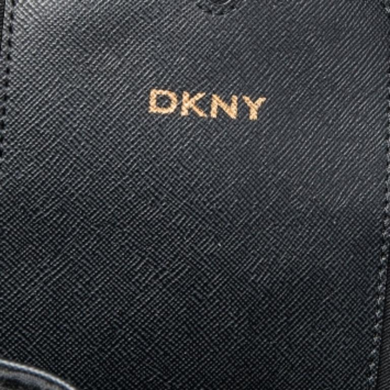 DKNY Bolso negro de lona con monograma y charol en venta 3