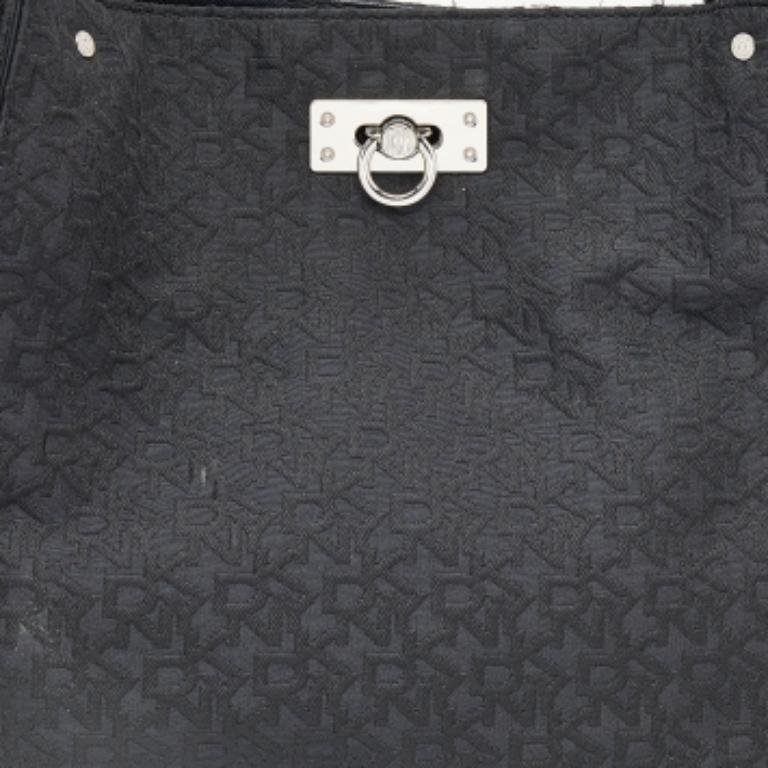 DKNY Bolso negro de lona con monograma y charol en venta 4