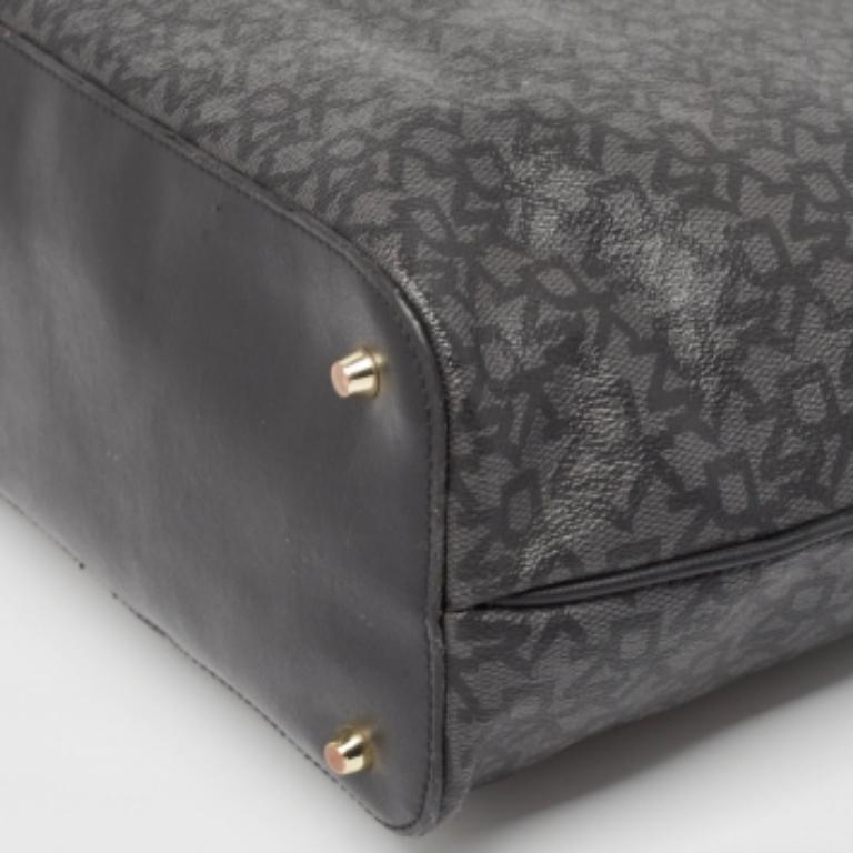 Creado a partir de materiales de alta calidad, este bolso tote está enriquecido con elementos funcionales y clásicos. Se puede transportar cómodamente y su interior tiene el tamaño perfecto para guardar sus pertenencias con facilidad.