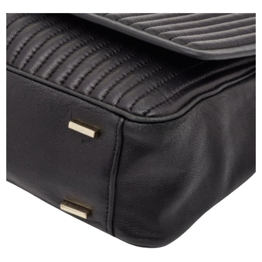Designer bags are ideal companions for ample occasions! Here we have a fashion-meets-functionality piece crafted with precision. It has been equipped with a well-sized interior that can easily fit your essentials.