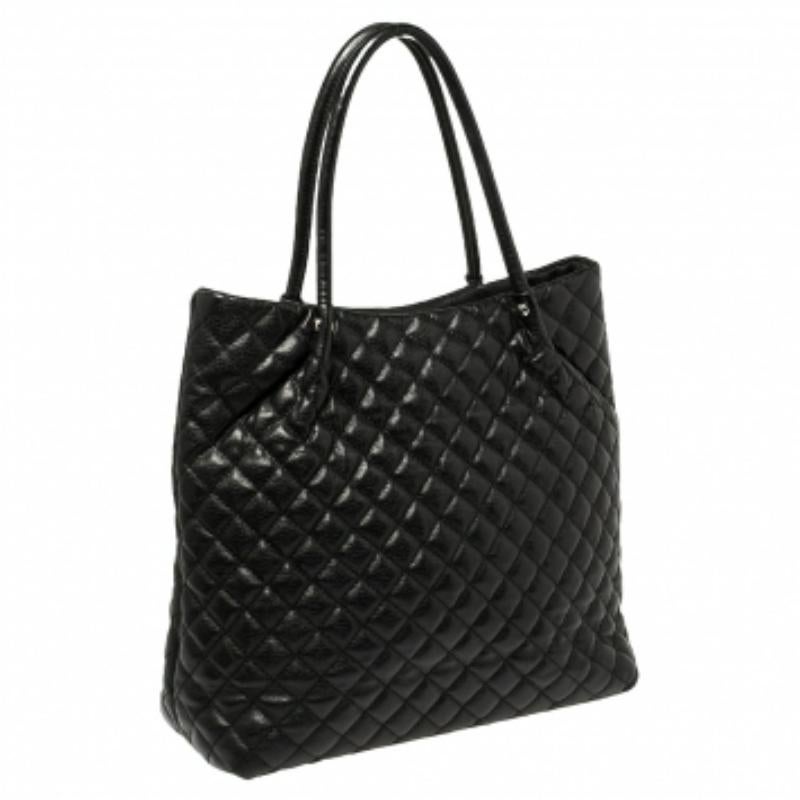 This Dkny tote not only holds everything in place but also looks incredibly chic no matter if it's a professional setting or off-duty. It features a neatly constructed body with black quilted leather and is complete with other classic elements like