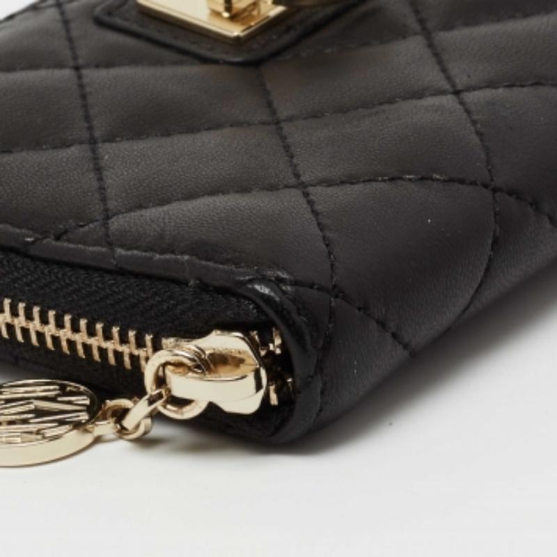 Portefeuille zippé en cuir matelassé noir de DKNY en vente 5