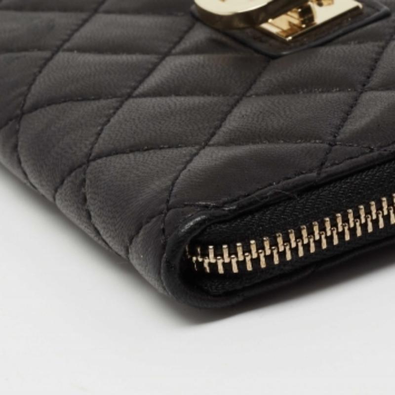 Portefeuille zippé en cuir matelassé noir de DKNY en vente 6