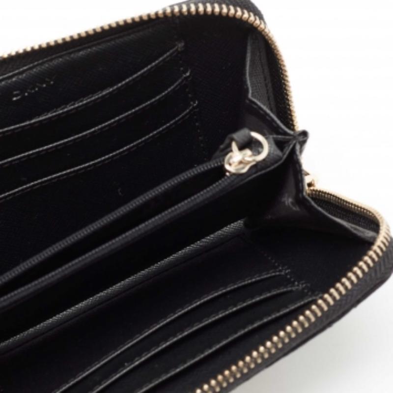 Le logo sur le devant confère à ce portefeuille en cuir de créateur un aspect luxueux immédiat. Une fermeture à glissière permet de sécuriser l'intérieur bien équipé. Ce portefeuille DKNY se glisse facilement dans vos sacs de tous les jours.