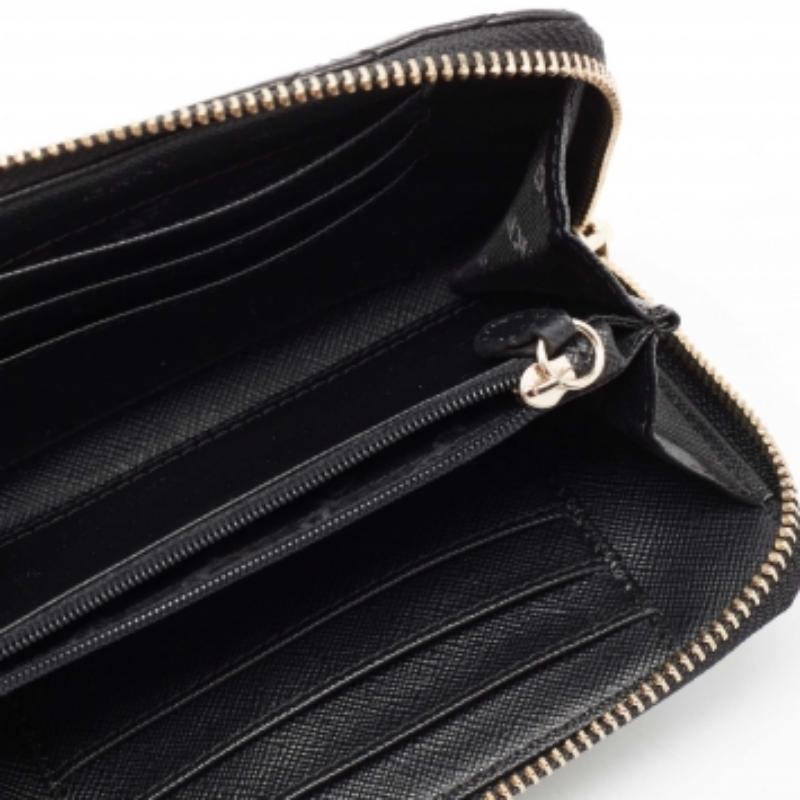 Noir Portefeuille zippé en cuir matelassé noir de DKNY en vente