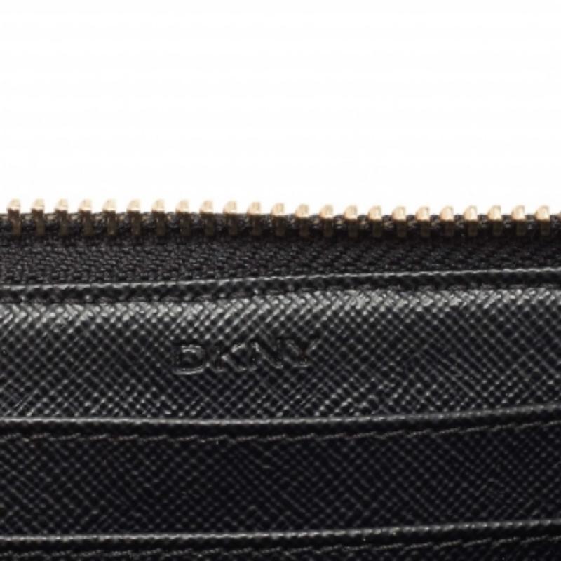 Portefeuille zippé en cuir matelassé noir de DKNY Bon état - En vente à Dubai, Al Qouz 2