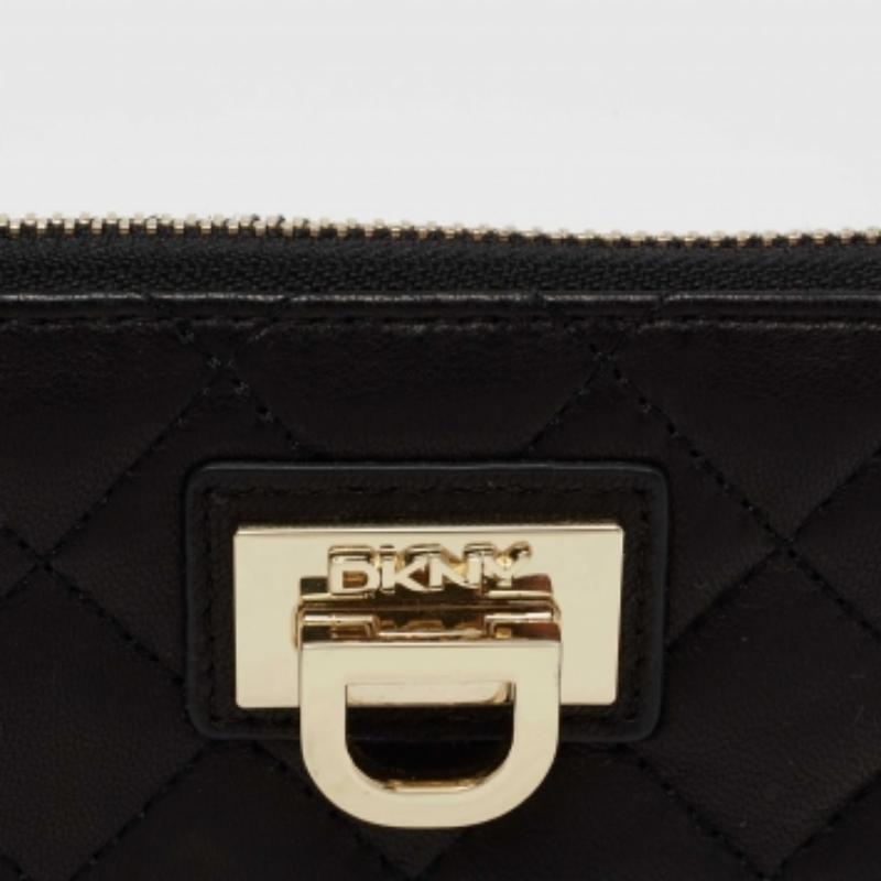Portefeuille zippé en cuir matelassé noir de DKNY en vente 1