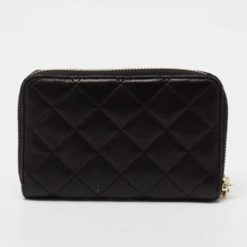 Portefeuille zippé en cuir matelassé noir de DKNY en vente 3